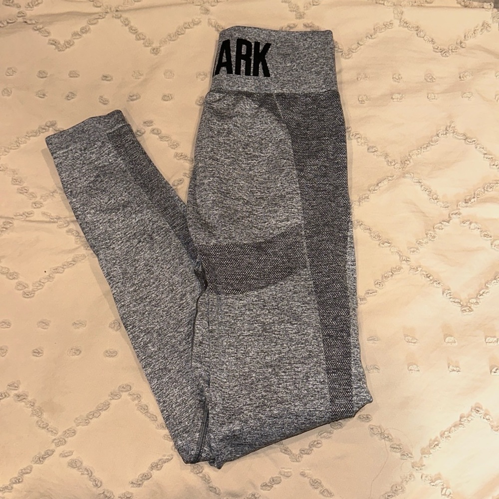 Gym shark leggings